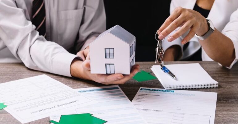 Miniature-house-on-a-hand-with-Key